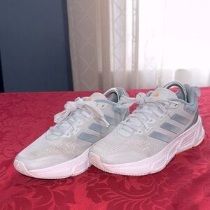 Adidas Questar Women's size 7 Sneakers